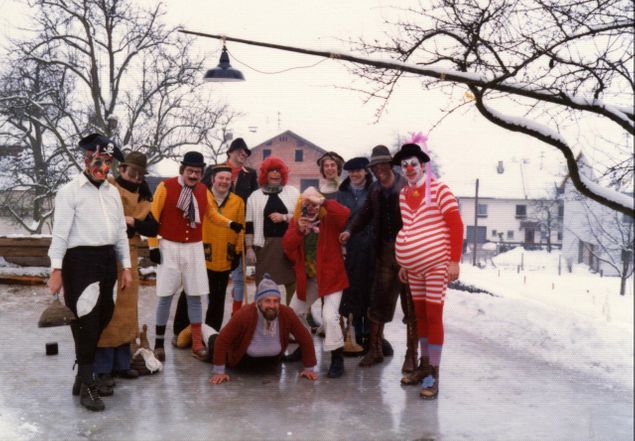 ...nach dieser lustigen maskierten Eisstockpartie des RUSK wurde 1977 der erste Faschingszug in Rufling durchgeführt und die Faschingsgilde EILISCHO gegründet !